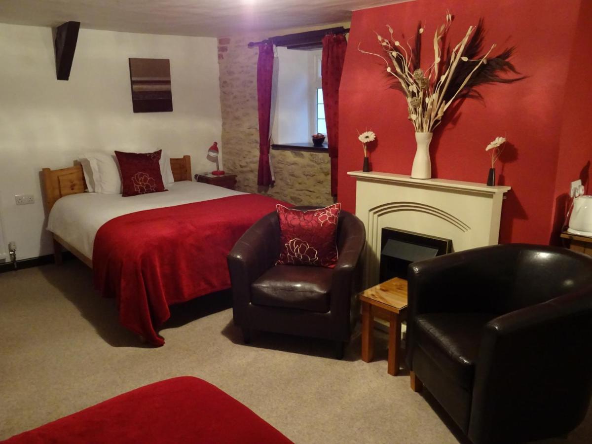 Quiet Woman House 3* Halstock